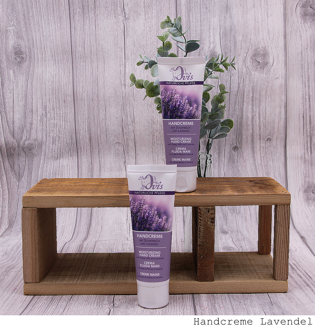 Handcreme in Tube, Lavendel, auf und vor Holzregal stehend